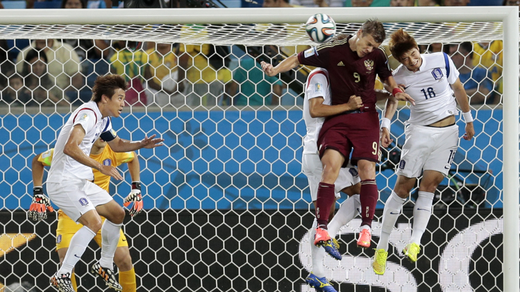 ارتقاء روسي وكوري من أجل انتزاع الكرة