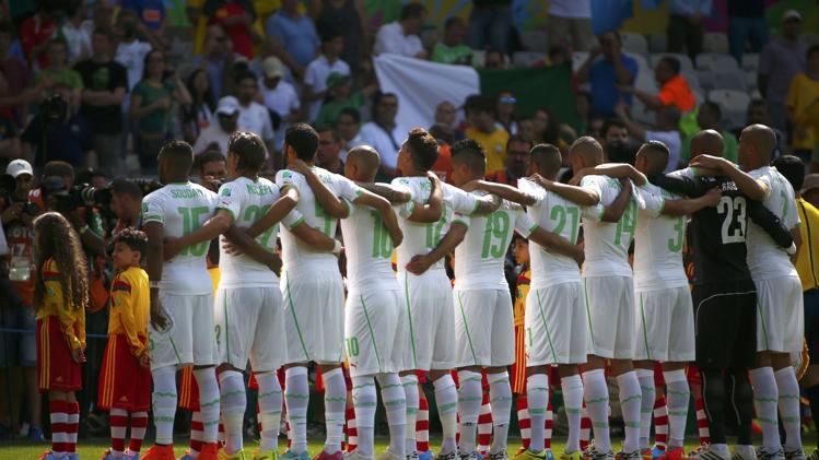 لاعبو الجزائر لحظة عزف النشيد الوطني