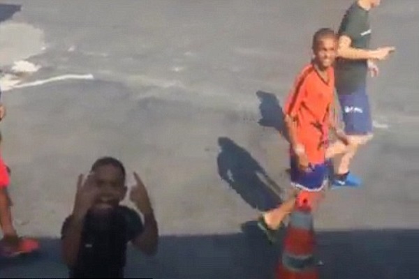 طفل برازيلي يسخر من خسارة إنكلترا أمام إيطاليا