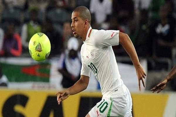 مهاجم فالنسيا الاسباني ومنتخب الجزائر سفيان فغولي