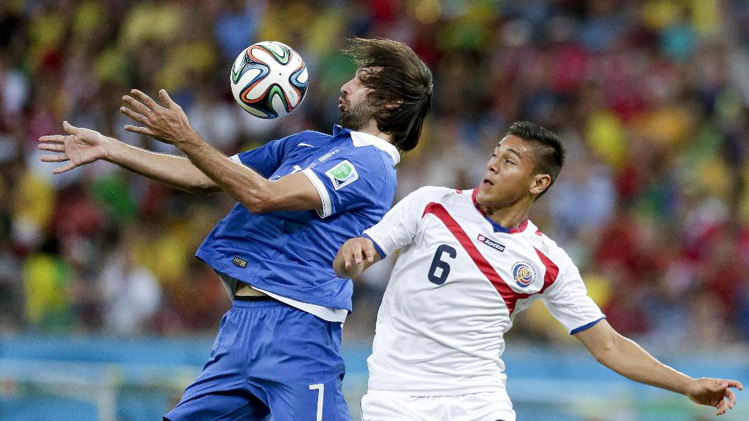 مهاجم اليونان ساماراس يروض الكرة وسط مضايقات كوستاريكية