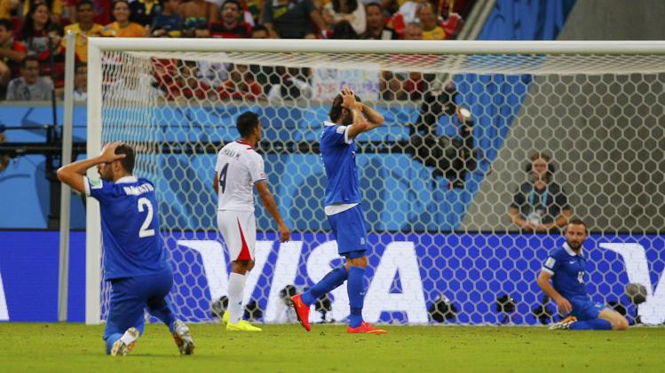 حسرة يونانية واضحة على اللاعبين بعد ضياع كرة خطيرة