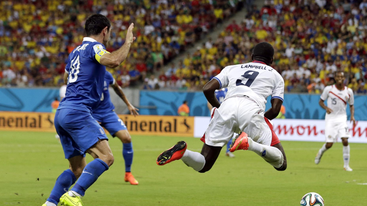 قائد اليونان كاراغونيس يرتكب مخالفة على الكوستاريكي كامبل