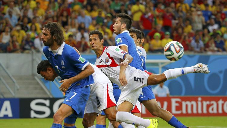 صراع هوائي محتدم بين لاعبي اليونان وكوستاريكا