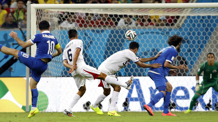 إحدى محاولات قائد اليونان كاراغونيس على مرمى كيلور نافاس