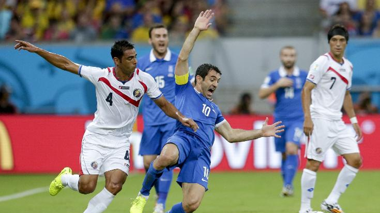 قائد اليونان يتعرض لمخالفة إثر تدخل من لاعب كوستاريكي