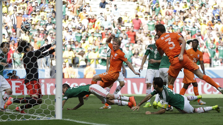 هجمة خطيرة من كاوت يصدها الحارس المكسيكي أوتشوا