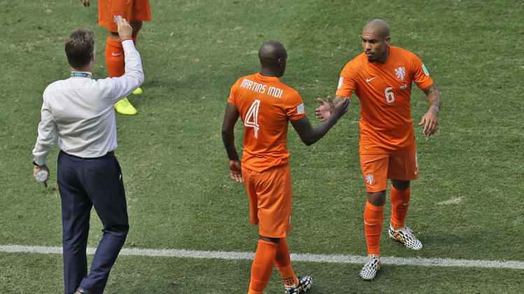 نايجل دي يونغ خرج مصاباً في الشوط الاول