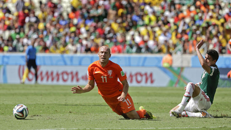 عرقلة للهولندي روبن في مباراة هولندا والمكسيك