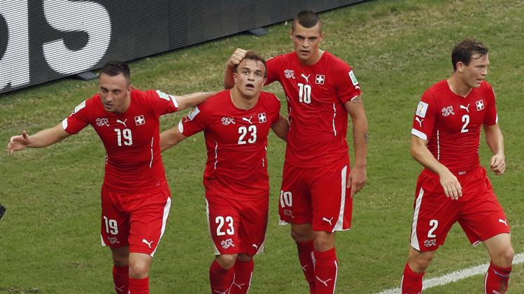 فرحة لاعبي سويسرا بهدف زميلهم شاكيري في هندوراس