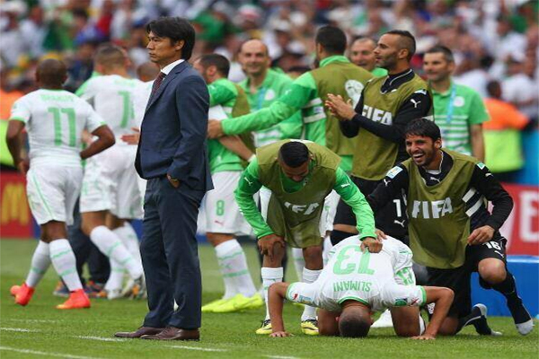 سليماني يسجد فرحاً عقب افتتاحه التسجيل في مباراة الجزائر وكوريا الجنوبية