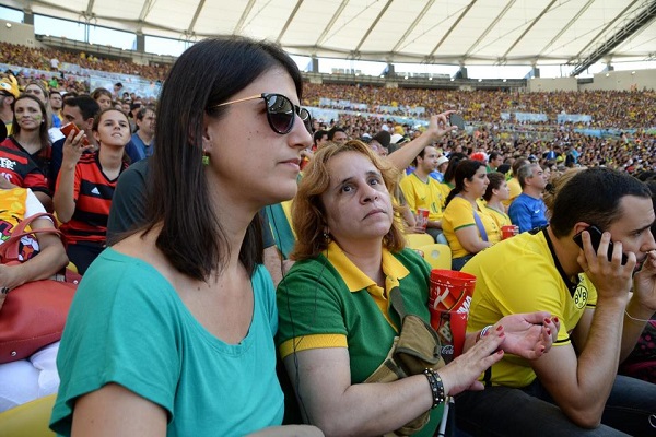  الكفيفتين مويرا براغا ومارسيا كوستا في مدرجات ملعب ماراكانا خلال مباراة ألمانيا، فرنسا