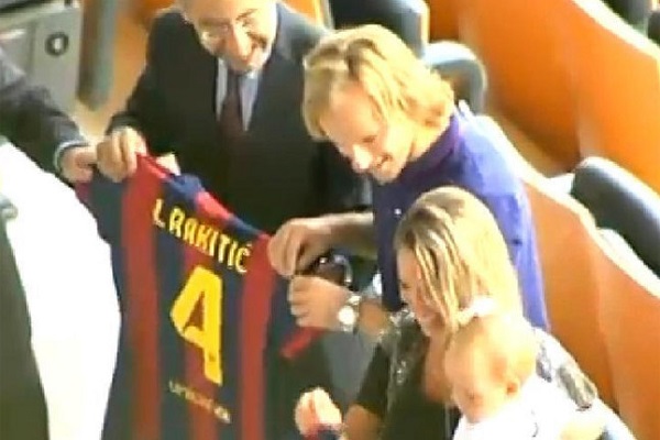 راكيتيتش يوقع على عقده مع برشلونة ويحمل قميص فابريغاس