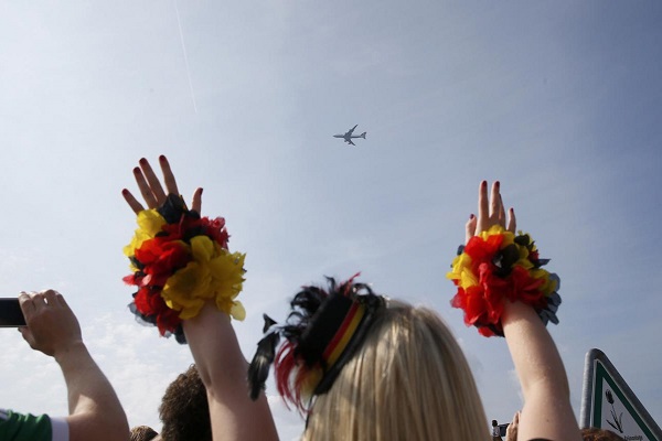 الألمان يتوافدون لاستقبال منتخب ألمانيا بطل العالم