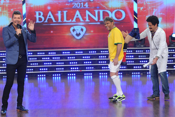 صورة للبرناج وفيه يظهر الممثل الذي يقلد نيمار والطبيب وراءه يشرح له حالته