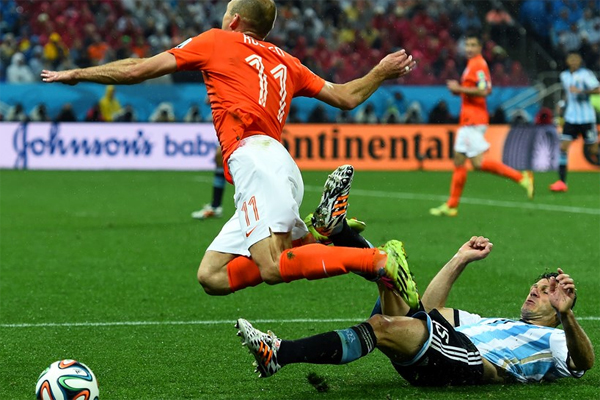 الهولندي آريين روبن يتعرض لإعاقة من الأرجنتيني مارتن ديميكيليس