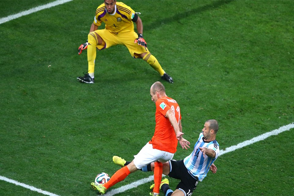 كرة خطيرة للمنتخب الهوندي من آريين روبن وتدخل رائع من الأرجنتيني خافيير ماسكيرانو