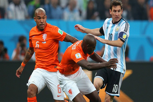 الأرجنتيني ليونيل ميسي تعرض لرقابة من الهولنديان نايجل دي يونغ وبرونو مارتينز إيندي