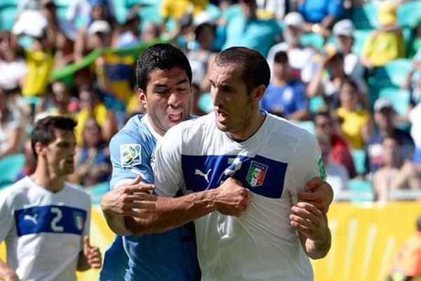 المهاجم الأورغوياني لويس سواريز لحظة عضه للمدافع الإيطالي جيورجي كيليني