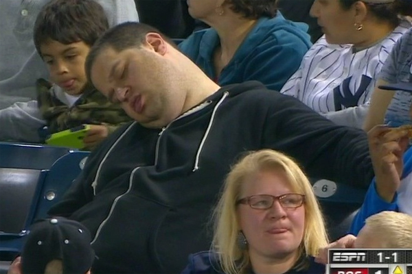 المشجع أندريو يتعرض لموقف محرج بعد نقل مصوري التلفزيون صورته على الهواء، وقد غلبه النعاس