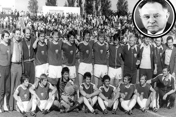 صورة جماعية لفريق بي إف سي دينامو الذي يشجعه اريك ميلكي