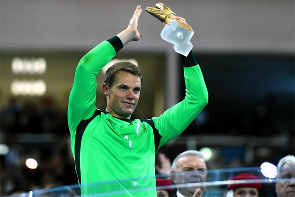 الالماني مانويل نوير يحرز جائزة افضل حارس في كأس العالم 