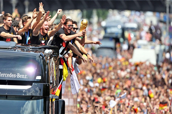 استقبال حاشد لمنتخب ألمانيا بطل العالم في برلين