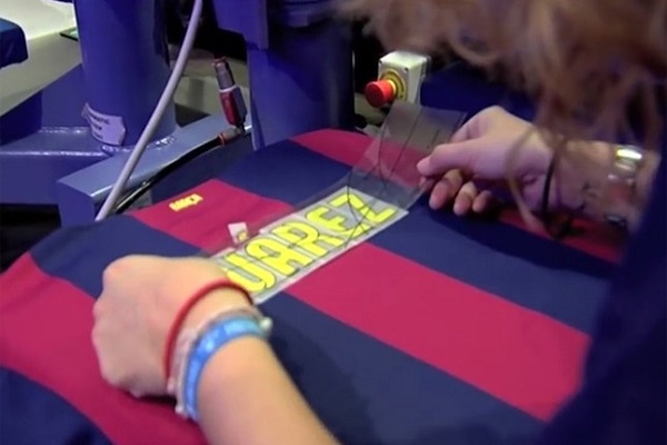 قميص سواريز مع برشلونة