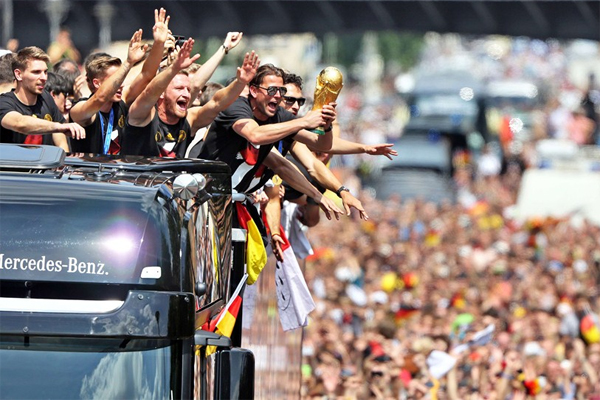 لاعبو المنتخب الألماني احتفلوا باللقب العالمي وسط انصارهم