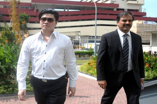 رجل الأعمال السنغافوري ريك دينغ لدى وصوله المحكمة رفقة محاميه