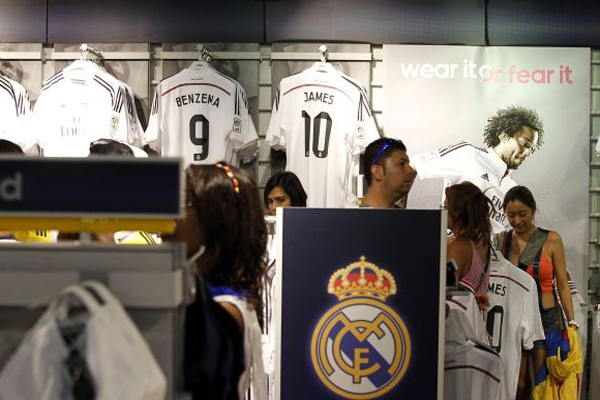 متجر النادي يشهد إقبال كبير على شراء قمصان خاميس رودريغيز