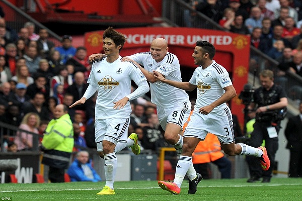 سوانسي يهزم مانشستر يونايتد