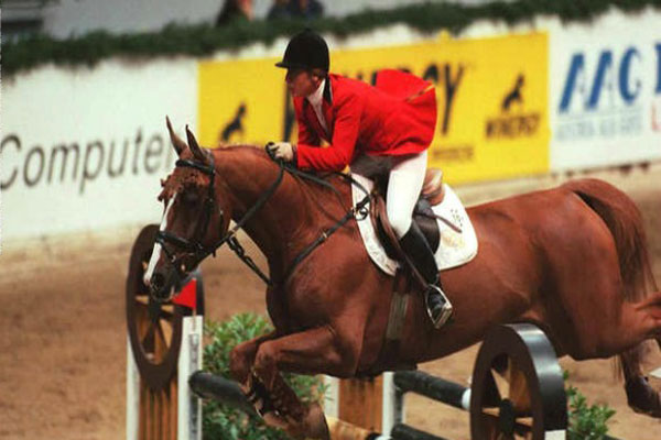 الأميرة هيا تمتطي حصانها في أحد سباقات الفروسية في ألمانيا في العام 1998