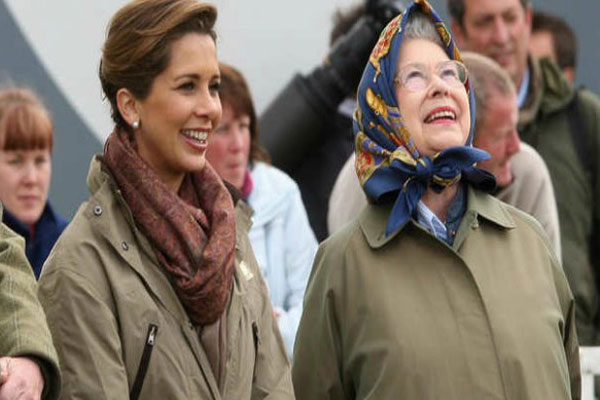 الملكة إليزابيث الثانية والأميرة هيا بنت الحسين تشاهدان عرض رويال وندسور للخيول في العام 2009 في بريطانيا