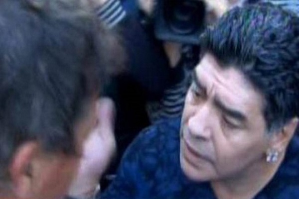 مارادونا يصفع صحفياً قام بمعاكسة صديقته