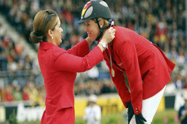 الألمانية ميريديث مايكلز بيربوم تحصل على الميدالية البرونزية من الأميرة هيا خلال مراسم توزيع الميداليات في القفز الفردي النهائي في دورة الالعاب العالمية للفروسية في العام 2006 في ألمانيا.
