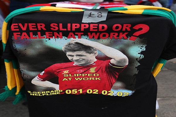 قميص جيرارد المعروض للبيع من قبل جماهير مانشستر يونايتد