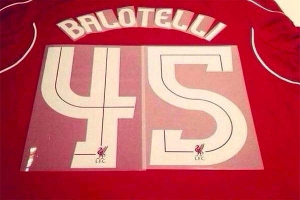 رقم وأسم بالوتيلي على قميص ليفربول