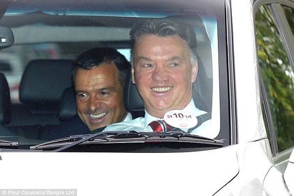 الابتسامة تعود لمحيا فان غال عند اجتماعه مع وكيل دي ماريا