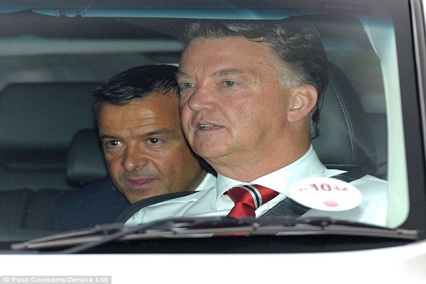 فان غال رفقة خورخي منديس وكيل دي ماريا