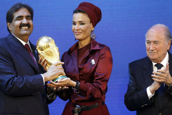 أمير قطر السابق وزوجته يحملان كأس العالم بجانب رئيس الفيفا بلاتر