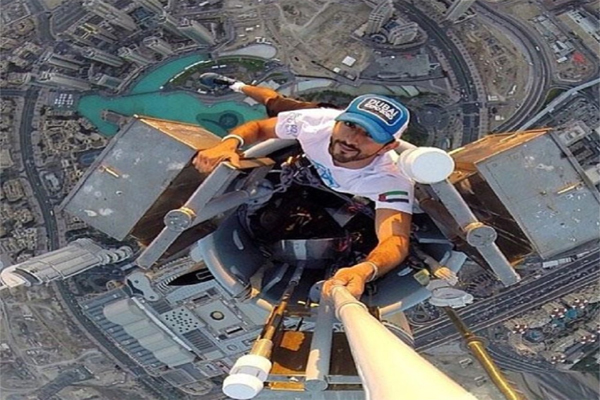 صورة برج خليفة .. حمدان فوق أعلى قمة في العالم 