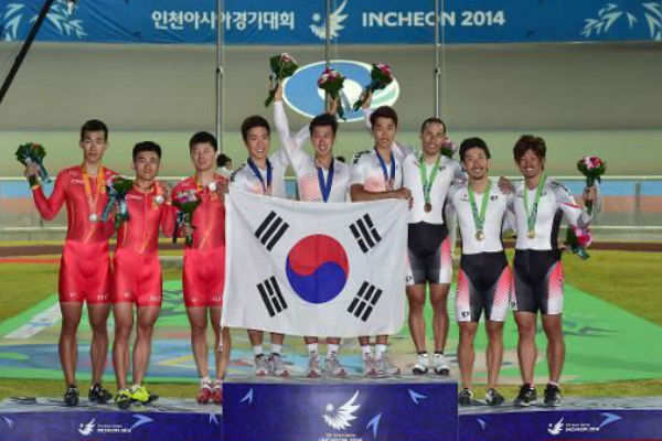 الفريق الكوري الجنوبي يحتفل بذهبية الدراجات في سباق السرعة 