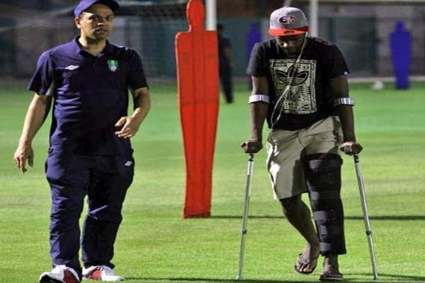 الحربي يستخدم العكازات بعد إصابته بقطع في الرباط الصليبي