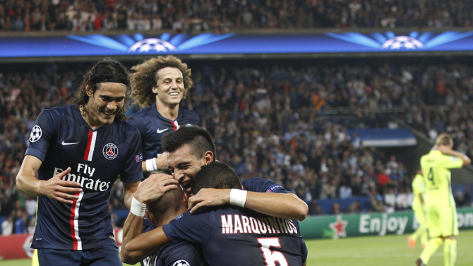 فرحة لاعبي باريس سان جيرمان بأحد الأهداف في شباك برشلونة