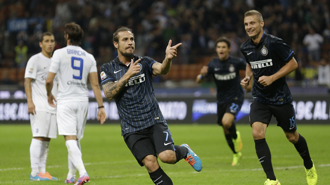 أوزفالدو يحتفل فرحاً بهدفه في شباك أتلانتا