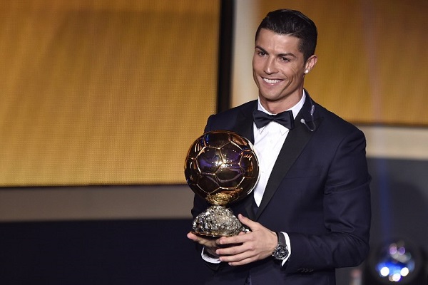 رونالدو يتوج بجائزة أفضل لاعب في العالم لعام 2014