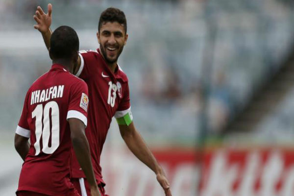 قطر ترفع شعار الفوز في مباراة إيران في أمم آسيا