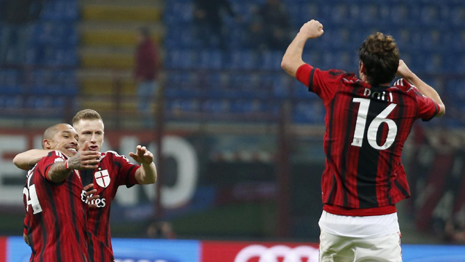 دي يونغ يقود ميلان لهزيمة ساسولو والتأهل لربع نهائي كأس إيطاليا