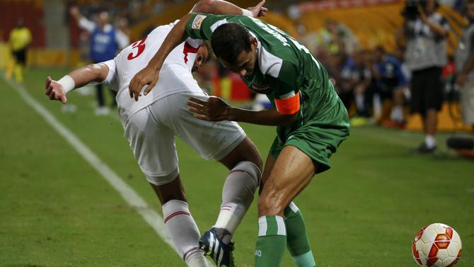 صراع على الكرة بين قائد العراق يونس محمود ولاعب أردني